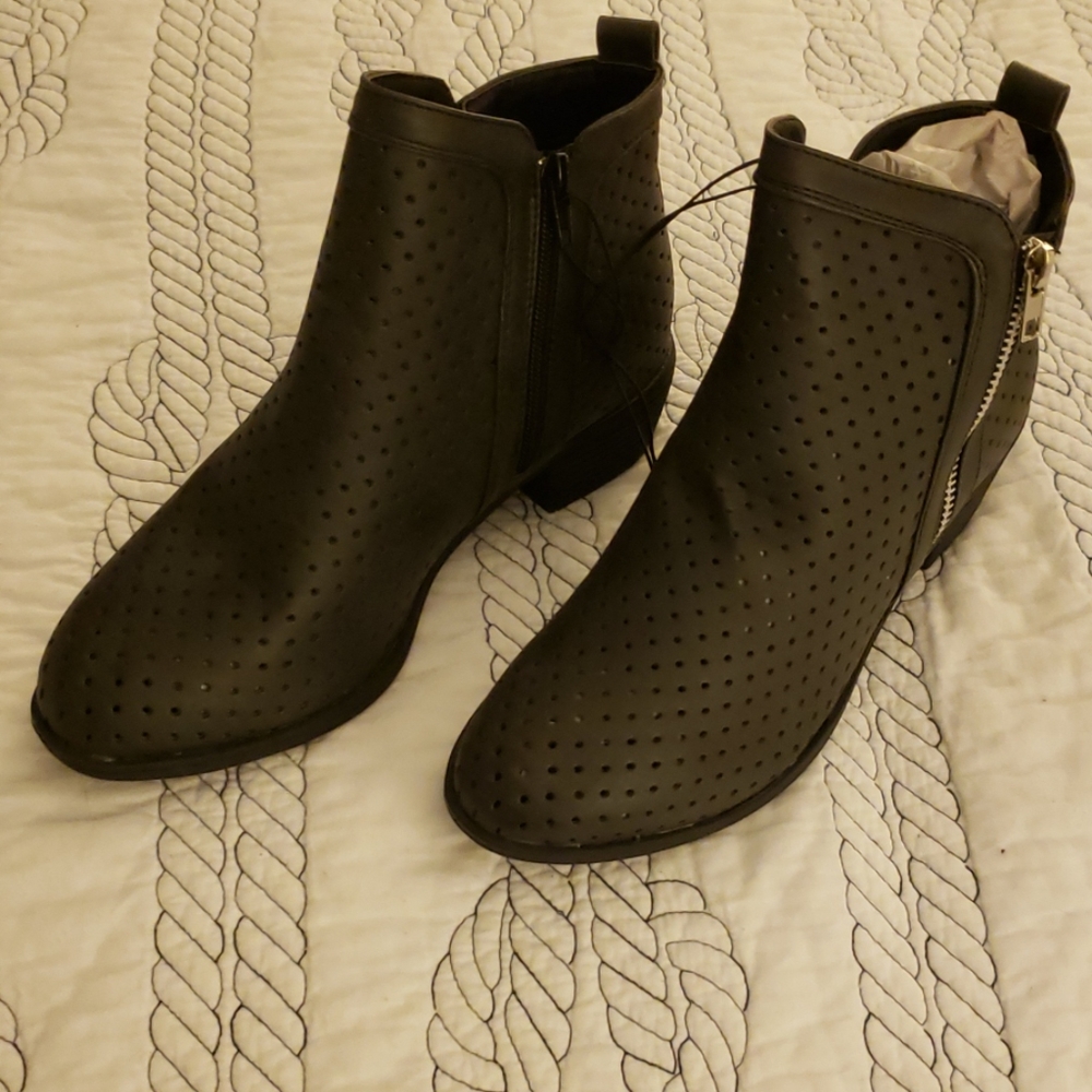 Sociology zenia womens side zipper booties